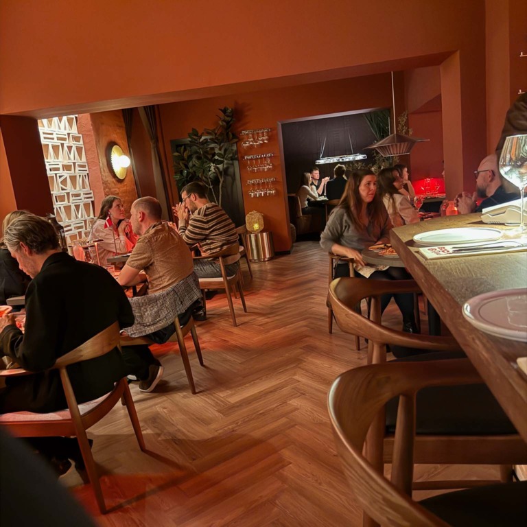 G&aelig;ster ved bordene i restauranten hos Boca R&eacute;al