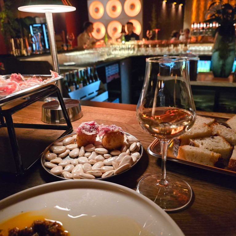 Bordet d&aelig;kket med vin, br&oslash;d og retter hos Boca R&eacute;al