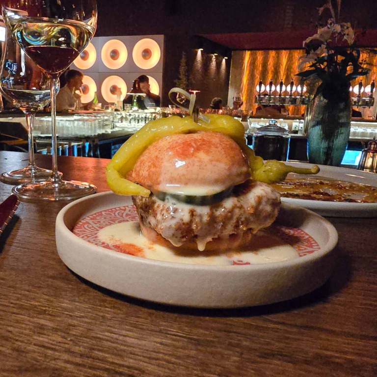 Lille sandwich med baren i baggrunden hos Boca R&eacute;al
