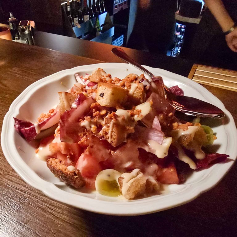 Salat med skinke og cikorie i en hvid sk&aring;l hos Boca R&eacute;al