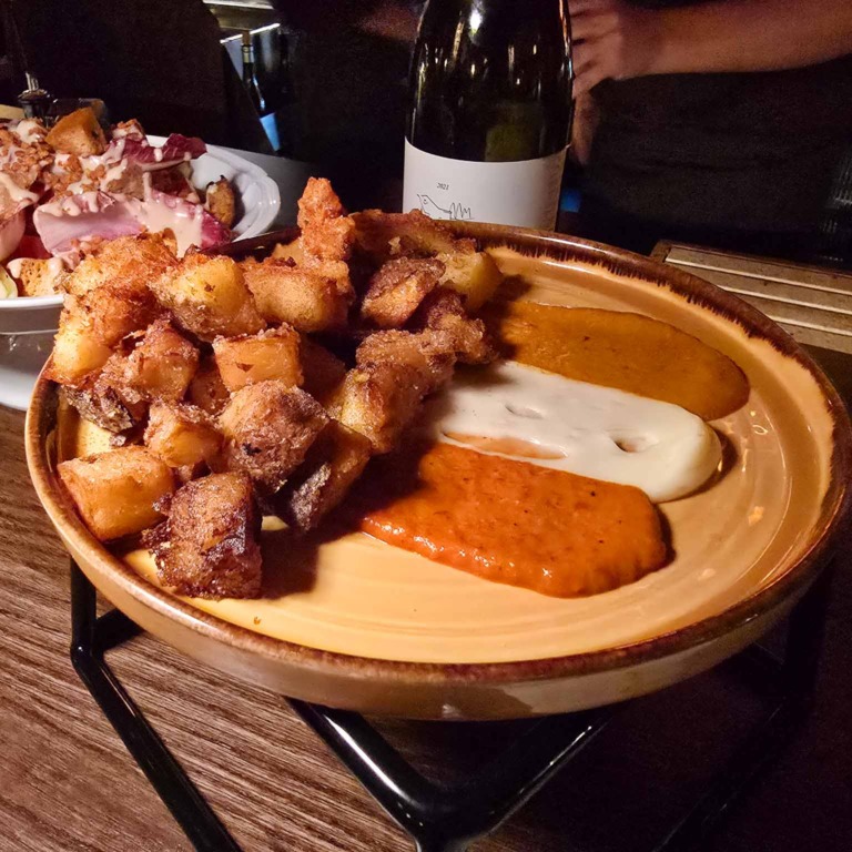 Spr&oslash;de k&oslash;dstykker med orange dip hos Boca R&eacute;al