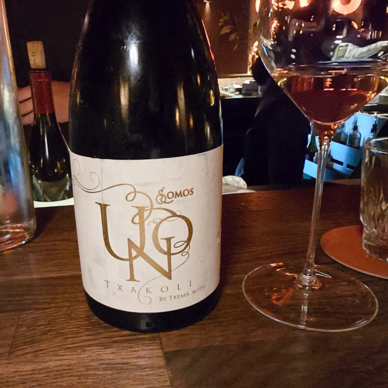 Flaske r&oslash;dvin og glas p&aring; bordet hos Boca R&eacute;al