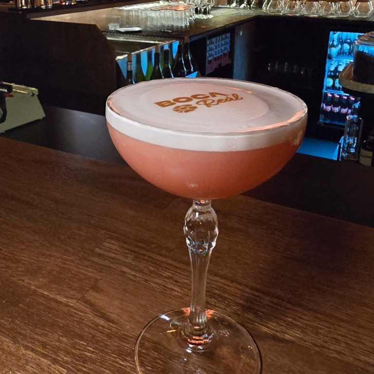 Lyser&oslash;d cocktail med skum i et coupeglas hos Boca R&eacute;al