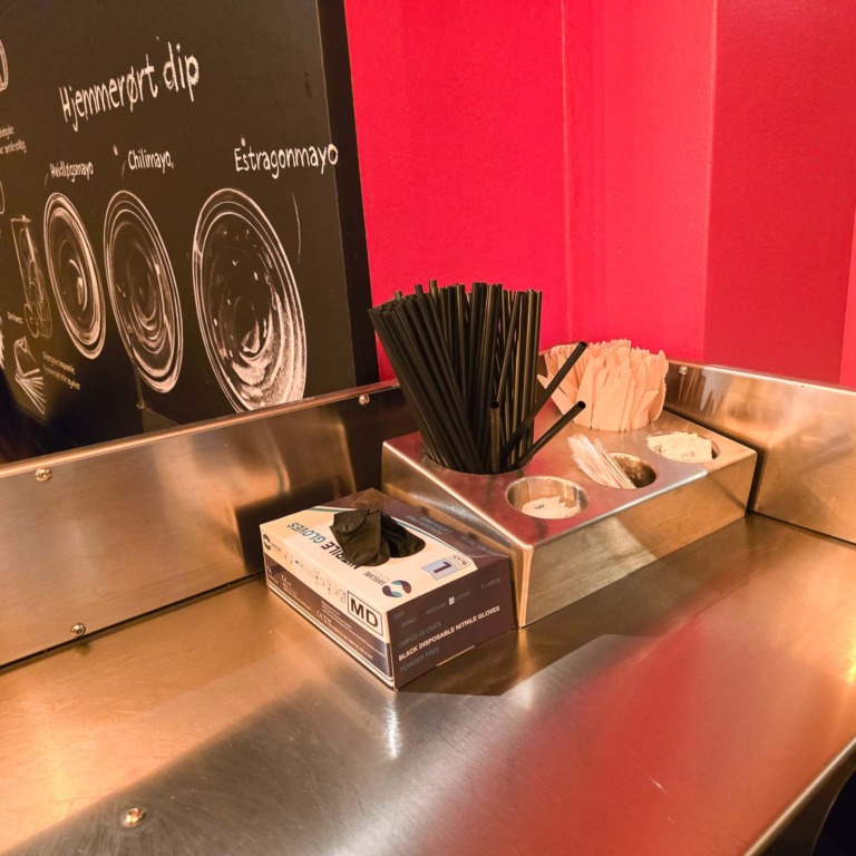 Suger&oslash;r og servietter ved dipstationen hos Burger Boom p&aring; Tr&oslash;jborg