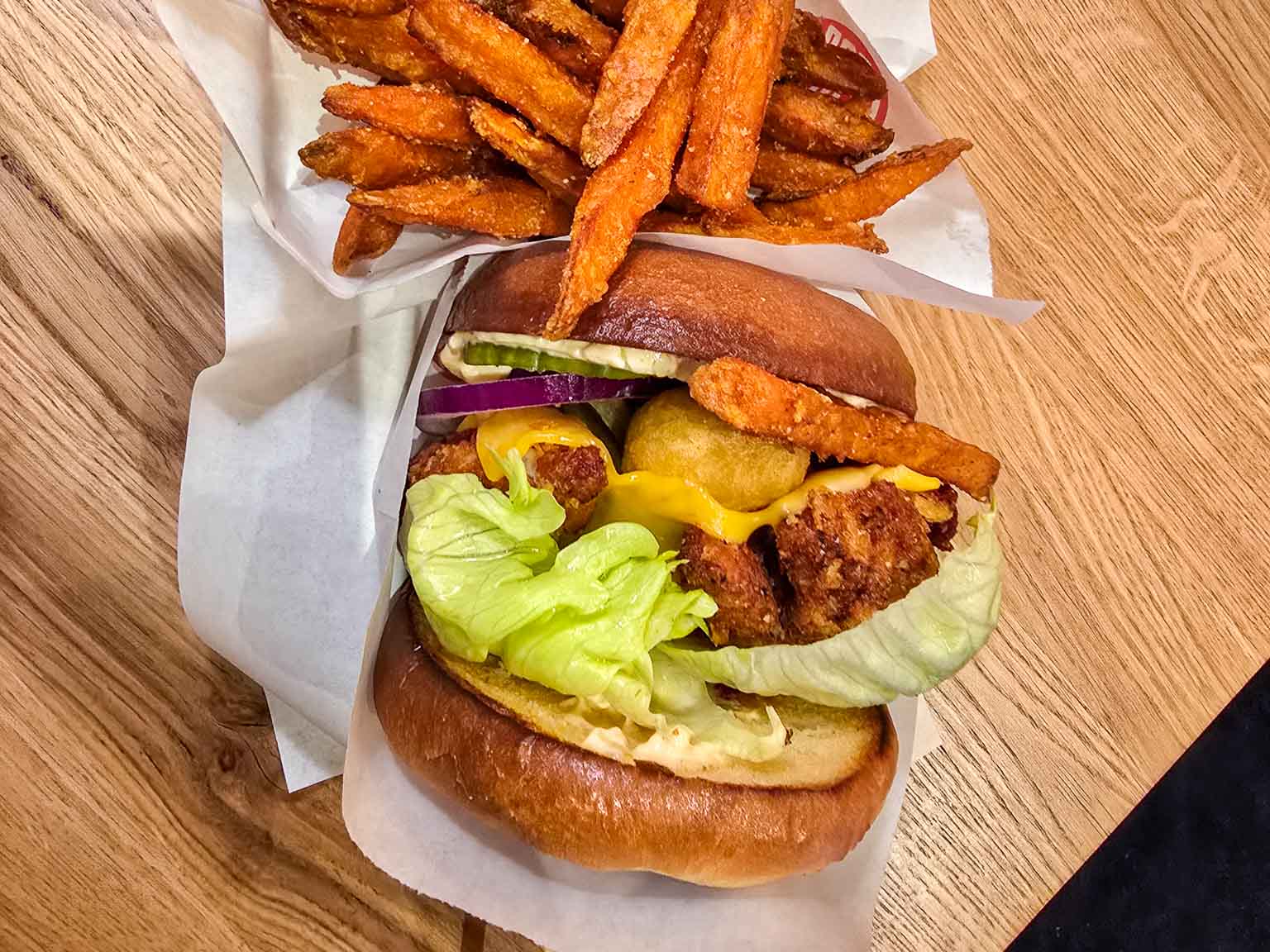 Kyllingeburger med salat og søde kartoffelfritter hos Burger Boom på Trøjborg