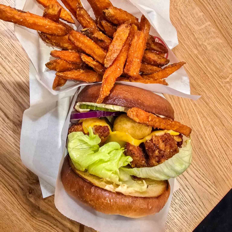 Kyllingeburger med s&oslash;de kartoffelfritter set oppefra hos Burger Boom p&aring; Tr&oslash;jborg
