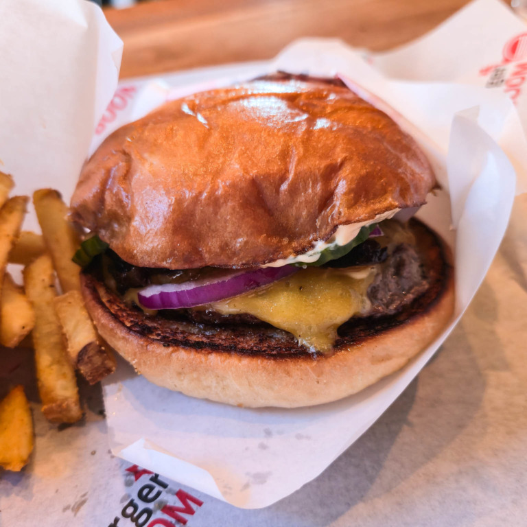 Cheeseburger med r&oslash;dl&oslash;g og pommes frites hos Burger Boom p&aring; Tr&oslash;jborg