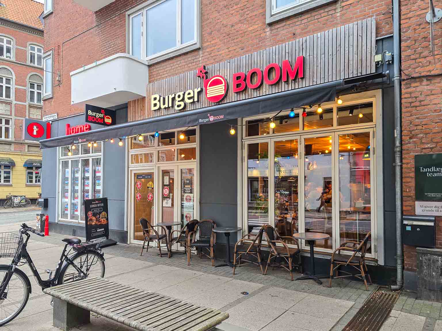 Facaden med rødt skilt set fra gaden hos Burger Boom på Trøjborg