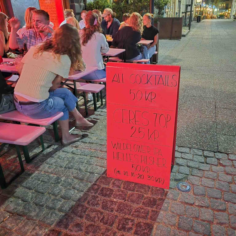 G&aelig;ster ved udend&oslash;rs borde og et skilt foran Enigma