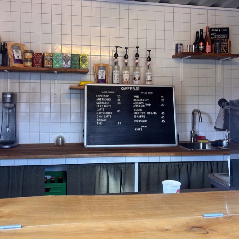 Tavle med kaffekort og sirupper i kaffebaren hos Institut for X
