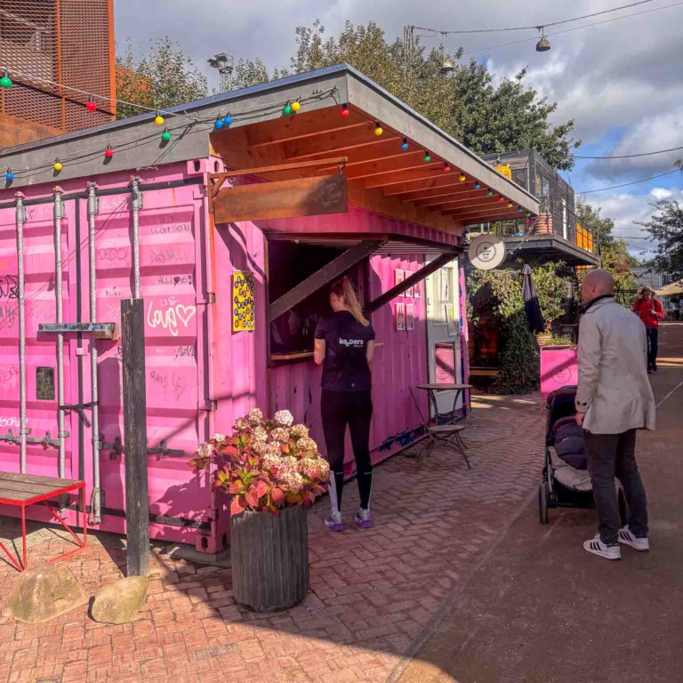 Kaffebar i pink container hos Institut for X i Aarhus K