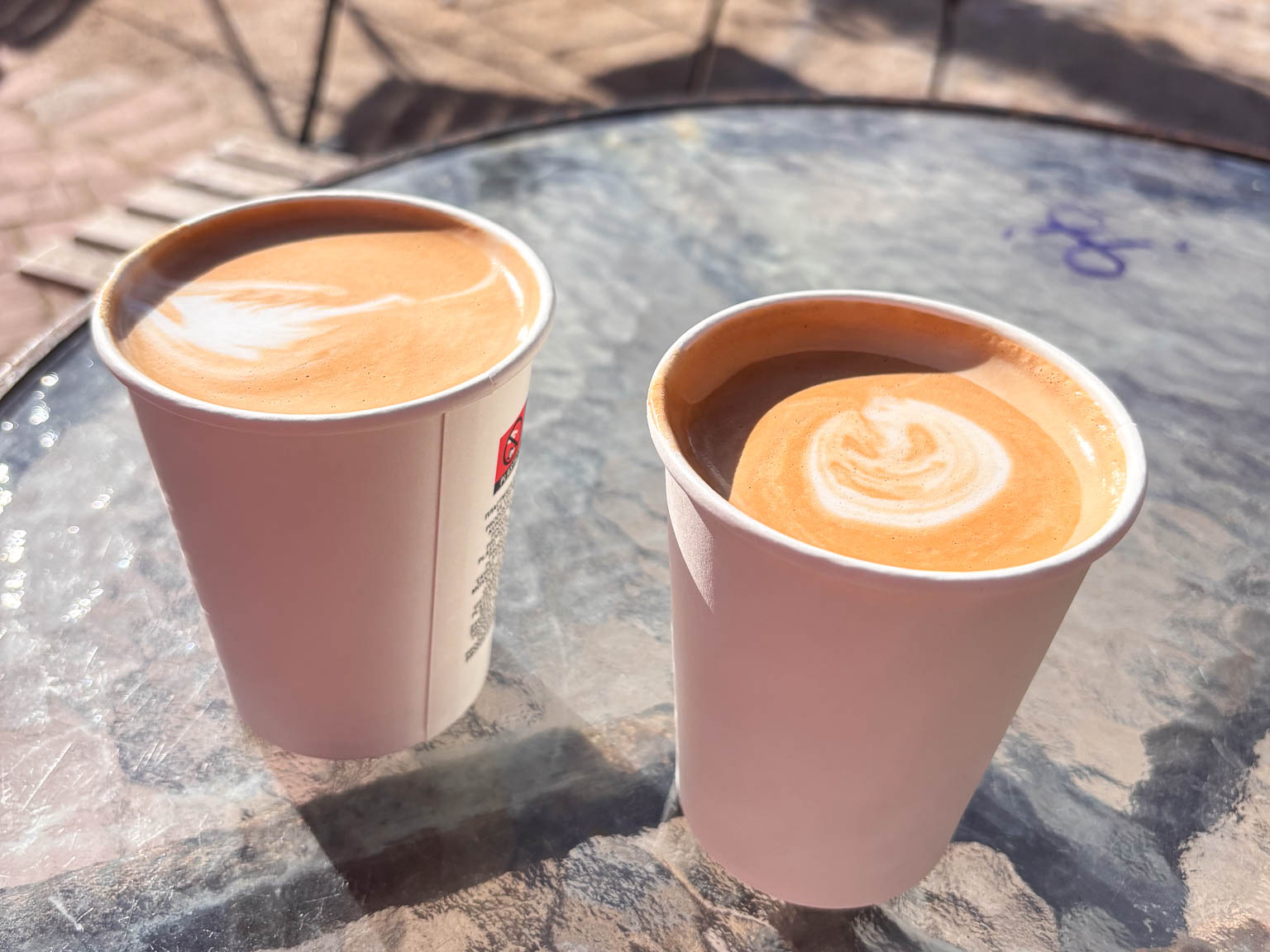 To kaffe med latte art i papkrus