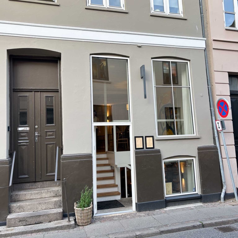 Facaden p&aring; Restaurant Ukurant i Mejlgade i Aarhus