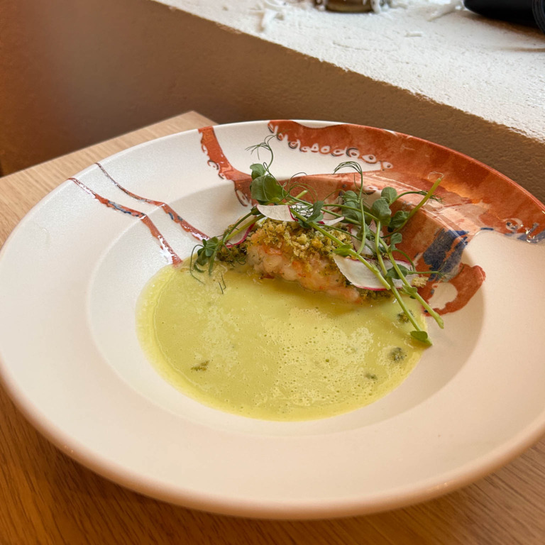 Fisk med gr&oslash;n sauce og urter hos Restaurant Ukurant i Mejlgade i Aarhus