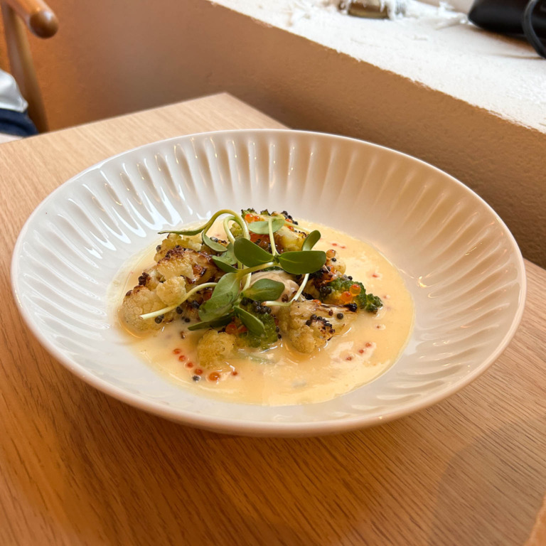 Ret med cremet sauce og urter i en hvid sk&aring;l hos Restaurant Ukurant i Mejlgade i Aarhus