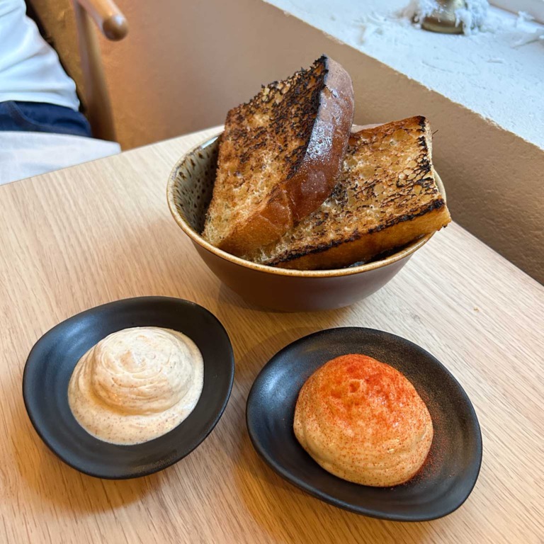 Ristet br&oslash;d med sm&oslash;r og en lille bolle hos Restaurant Ukurant i Mejlgade i Aarhus