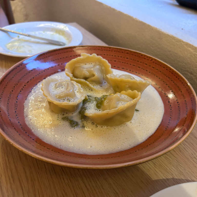 Fyldt pasta i cremet sauce hos Restaurant Ukurant i Mejlgade i Aarhus