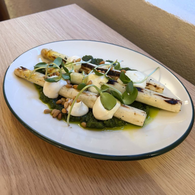Hvide asparges med urter og gr&oslash;n sauce hos Restaurant Ukurant i Mejlgade i Aarhus