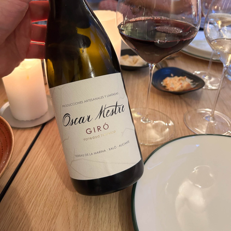 En flaske r&oslash;dvin og et glas p&aring; bordet hos Restaurant Ukurant i Mejlgade i Aarhus
