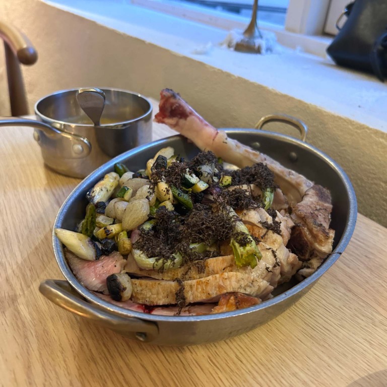 Gryde med k&oslash;d, svampe og gr&oslash;nt hos Restaurant Ukurant i Mejlgade i Aarhus