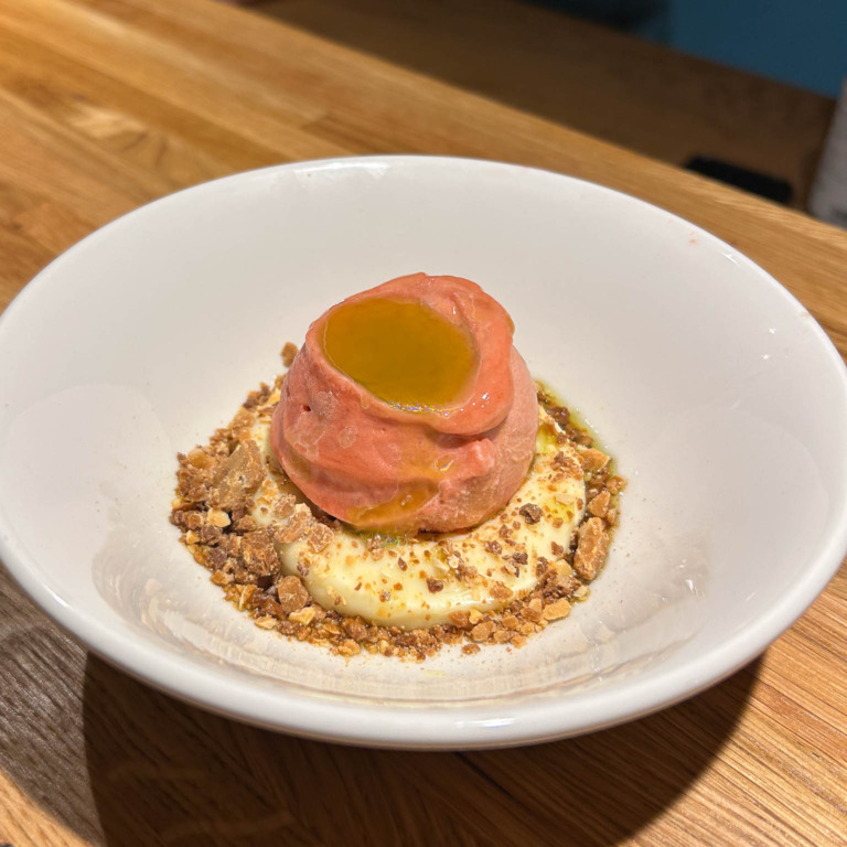 Dessert med is og crumble hos Restaurant Ukurant i Mejlgade i Aarhus
