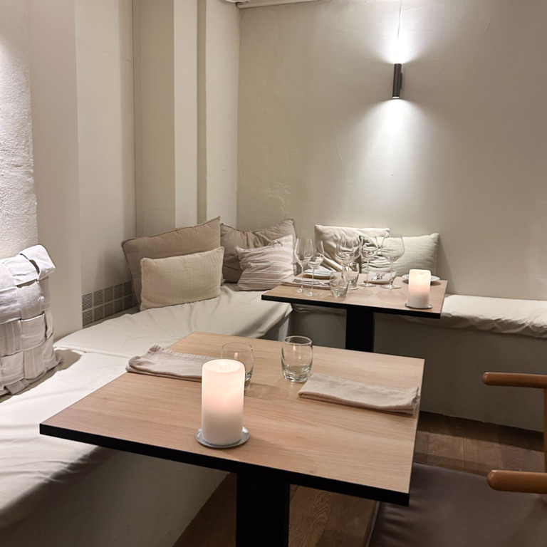 Sofahj&oslash;rne med bord og stearinlys hos Restaurant Ukurant i Mejlgade i Aarhus