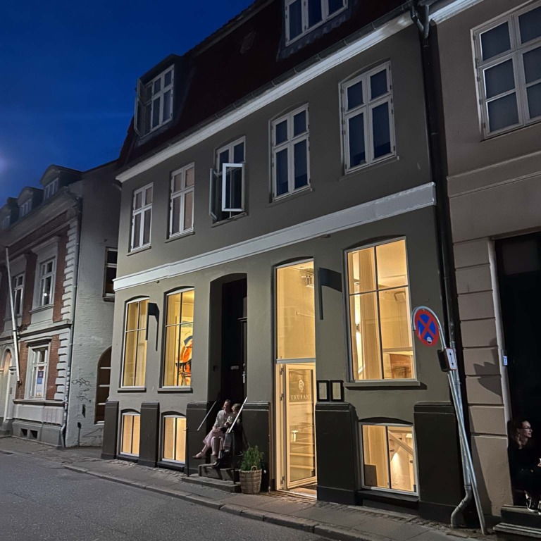 Facaden p&aring; Restaurant Ukurant i Mejlgade i Aarhus om aftenen