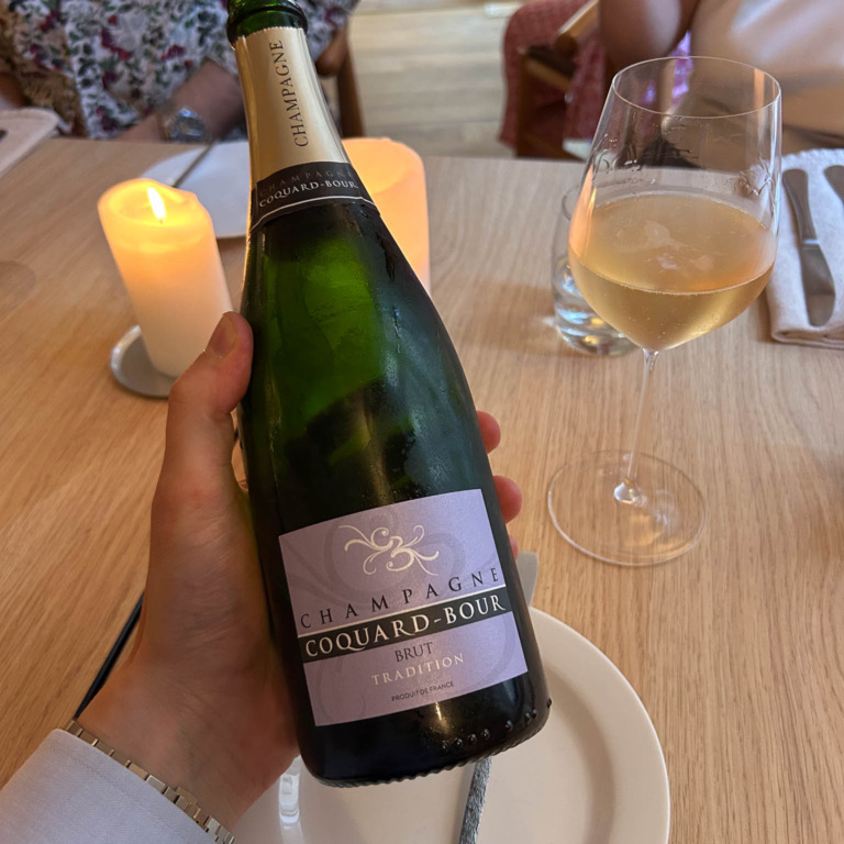 En flaske champagne og et glas hos Restaurant Ukurant i Mejlgade i Aarhus
