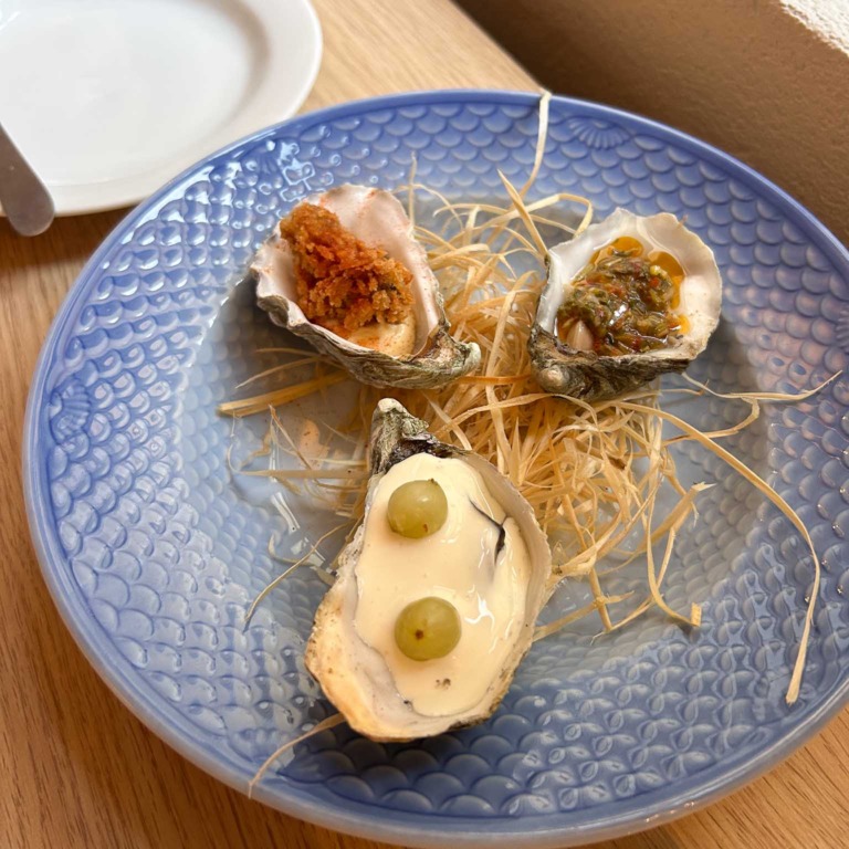 Tre &oslash;sters p&aring; et bl&aring;t fad hos Restaurant Ukurant i Mejlgade i Aarhus