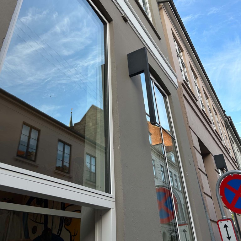 Vinduerne i facaden p&aring; Restaurant Ukurant i Mejlgade i Aarhus