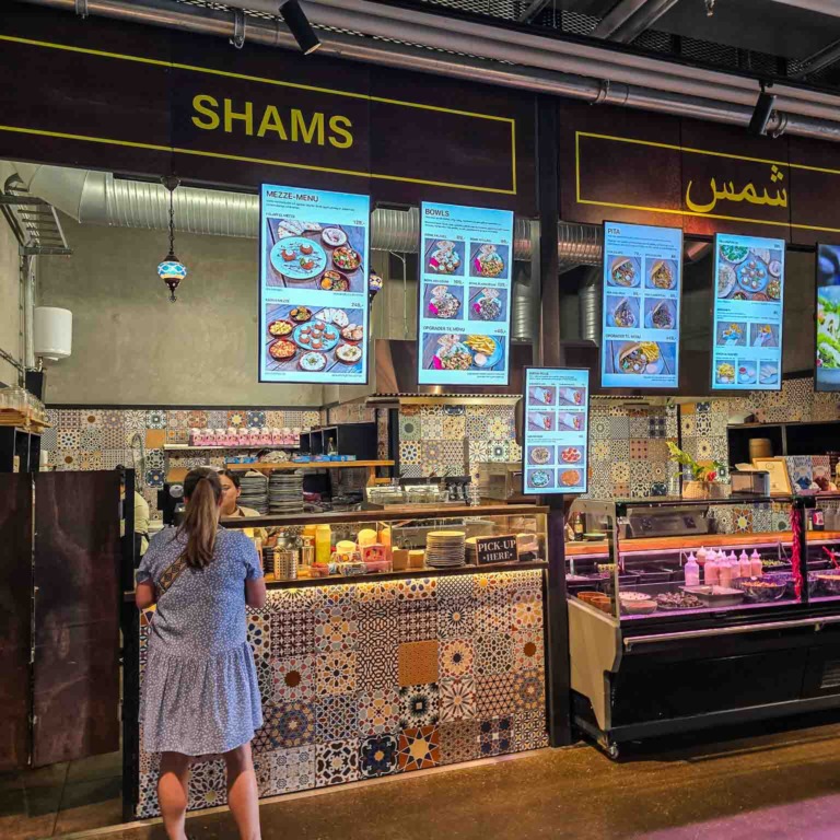 G&aelig;st ved disken hos Shams i Markedshallen