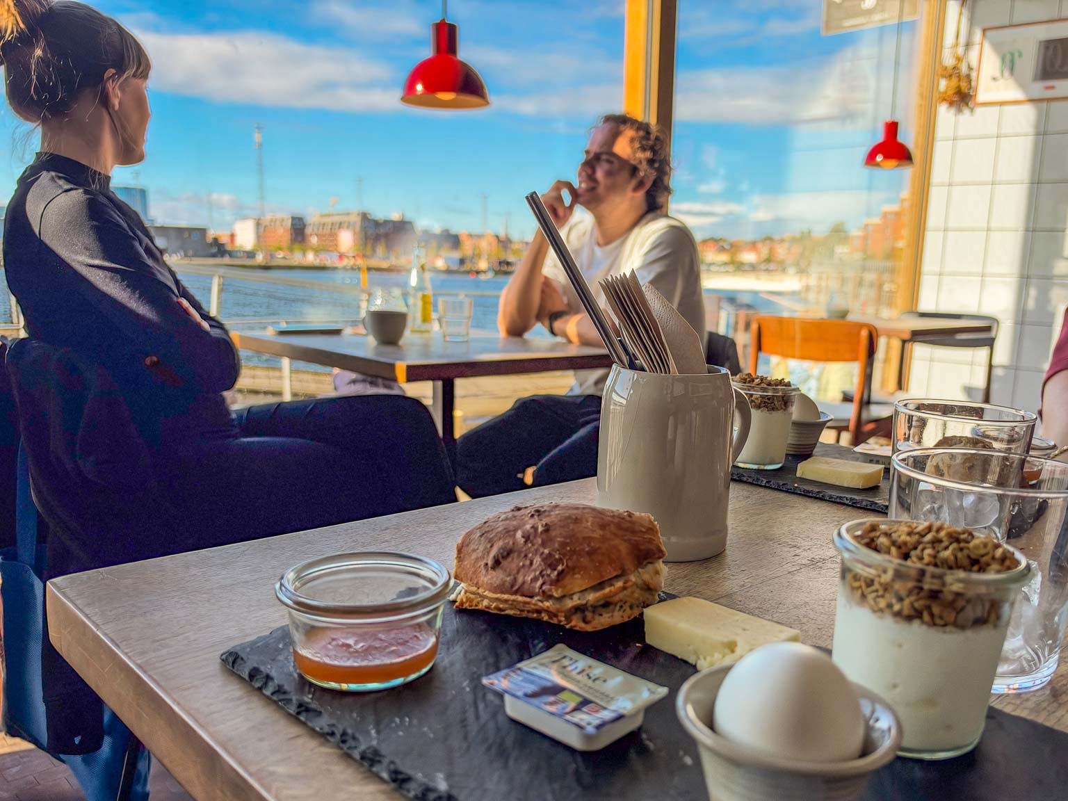 Morgenmad på bordet ved vinduet med udsigt over havnen