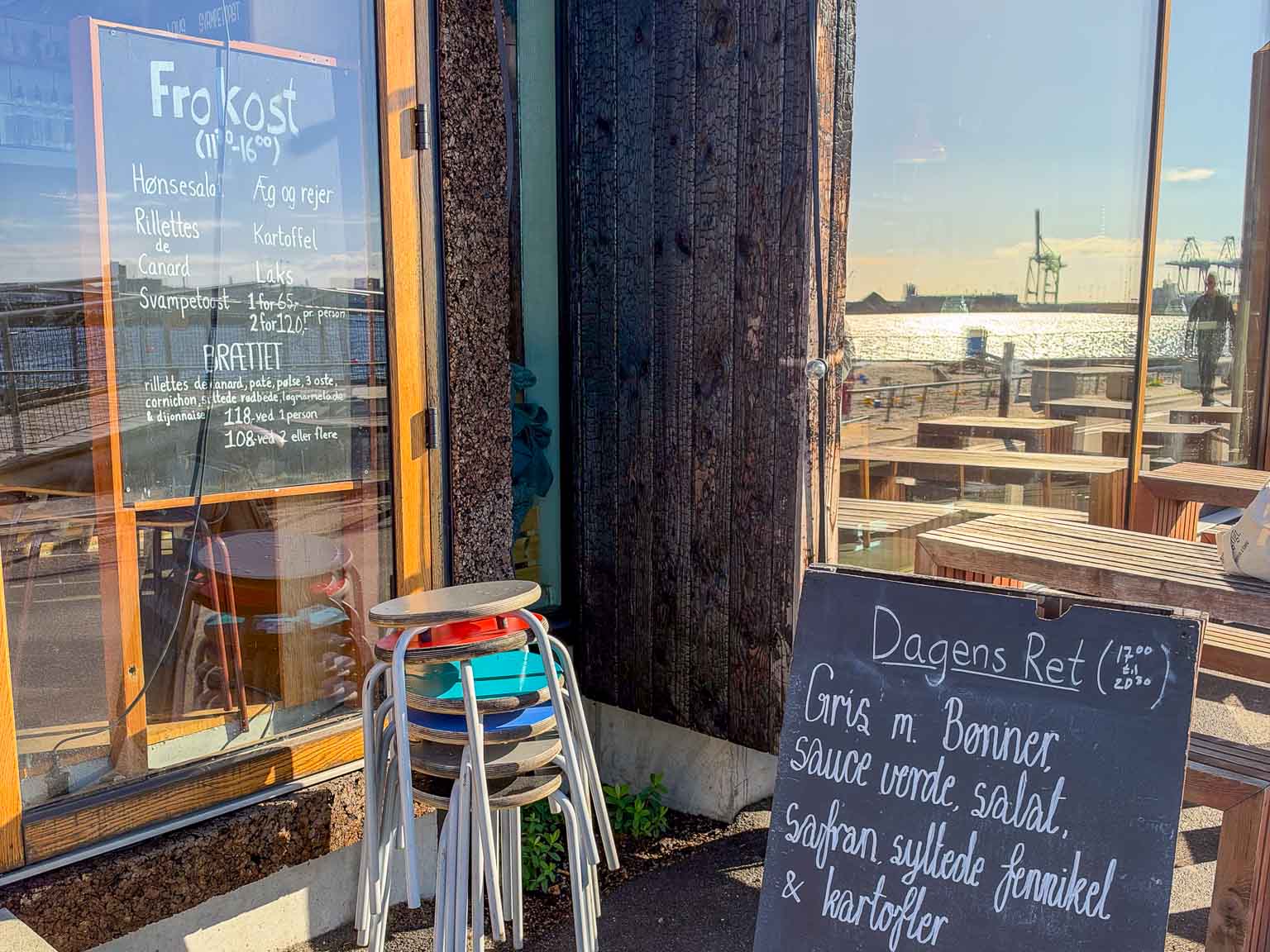 Tavle med dagens ret ved indgangen til Vesterlauget Ø