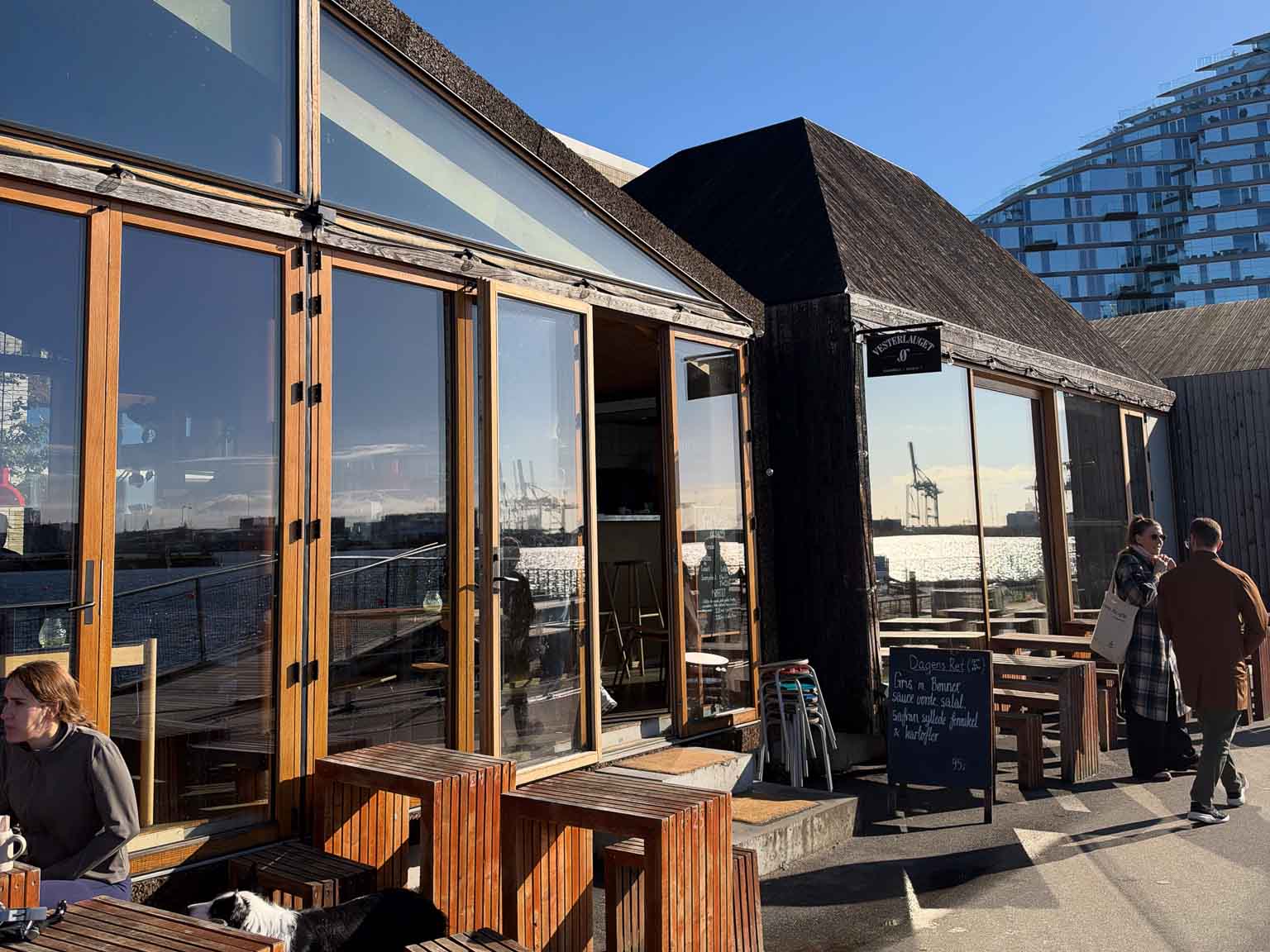 Vesterlauget Ø med store vinduer og udendørs borde
