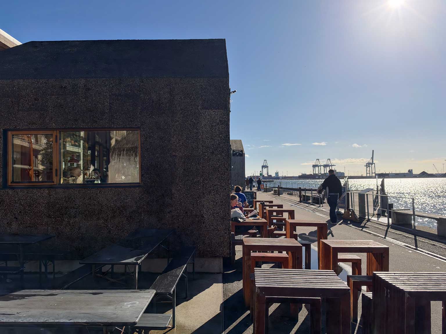 Udendørs borde med udsigt over havnen ved Vesterlauget Ø